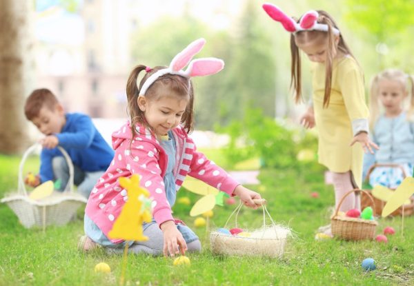 Enfants jouant dans un champ de fleurs – Image 4