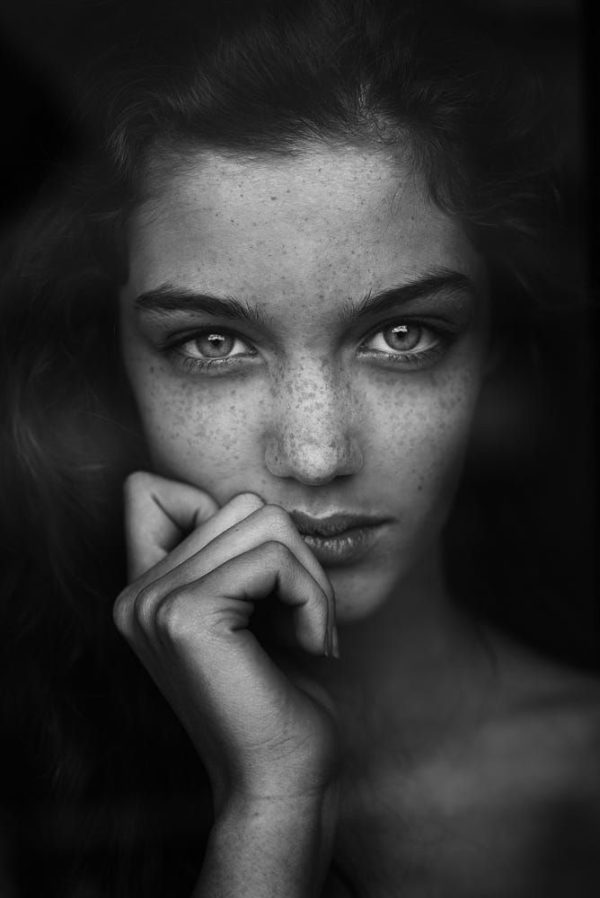 Portrait expressif en noir et blanc – Image 4