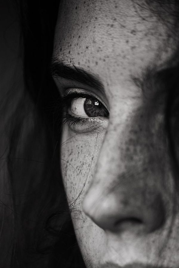 Portrait expressif en noir et blanc – Image 2