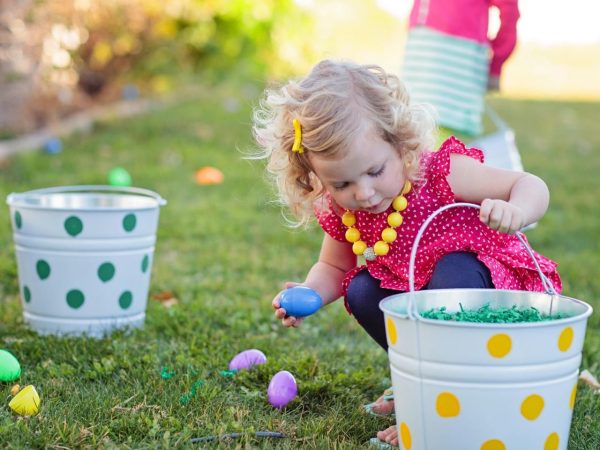 Enfants jouant dans un champ de fleurs