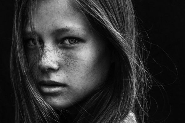 Portrait expressif en noir et blanc