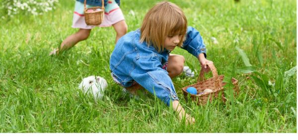 Enfants jouant dans un champ de fleurs – Image 3